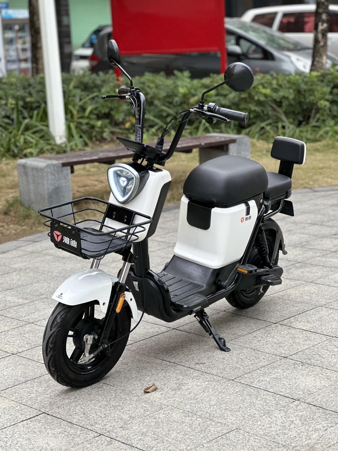 雅迪V20新國(guó)標(biāo)電動(dòng)車(chē) 續(xù)航42公里，城市通勤的理想選擇